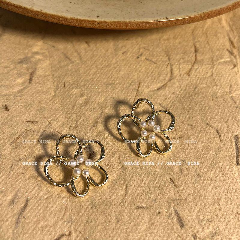 

Cool Gentle Cut Out Flower Pearl Stud Earrings Fancy Earrings Elegant Wild Earrings 2025 New Arrival Best Selling Golden Flower Pearl Earrings