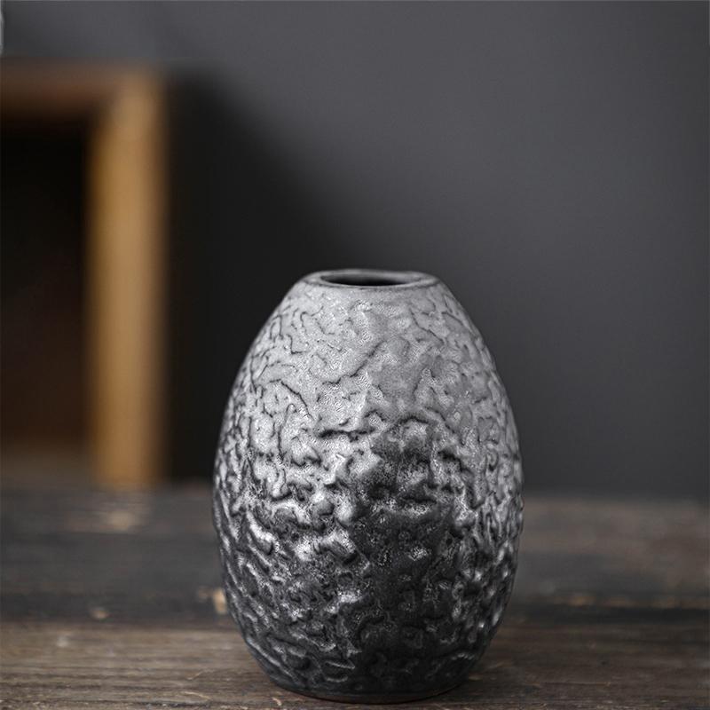 Dekoracja w postaci ceramicznego wazonu vintage, aranżacja kwiatowa do salonu, kreatywna prostota, wazon hydroponiczny, dekoracja na biurko