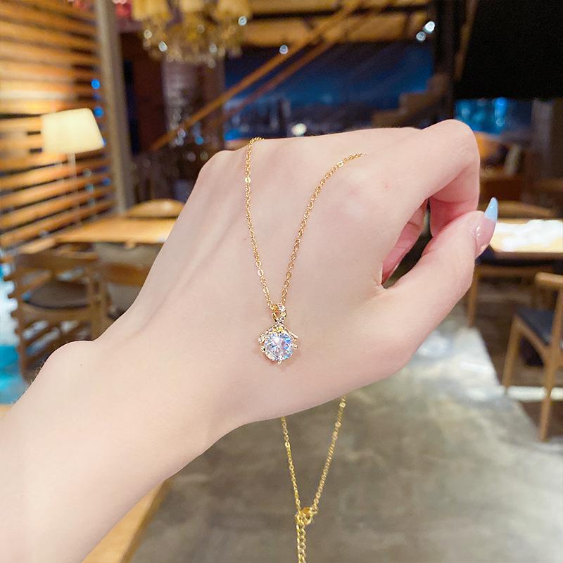 Niche design sense does not fade clavicle chain new fashion simple neck chain Japanese and Korean all-match light luxury titanium steel necklace women