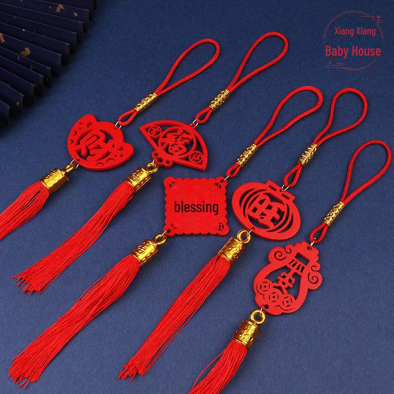 Εορταστική Ξύλινη Πινακίδα Πρωτοχρονιάς με Κινέζικο Κόμπο και Διακοσμητικά Φανάρια