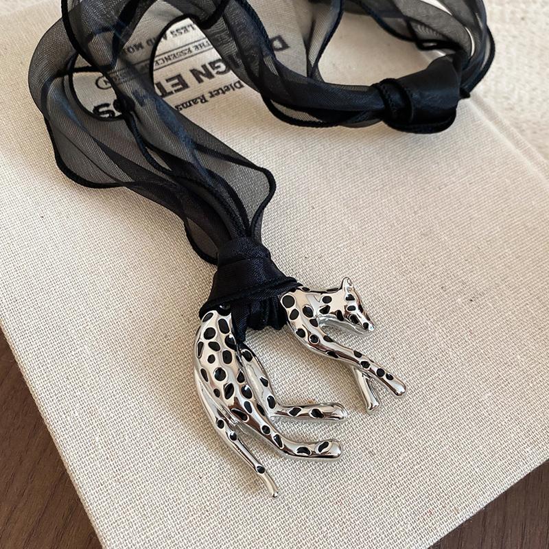 Maillard Dripping Oil Leopard Pendant Scarf Necklace for Women Retro Fabric Detachable Animal Clavicle Chain Design Jewelry Gift