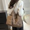 Large Capacity Diamond Grid Commuter Single Shoulder Bag For Women Simple Chain Crossbody Bucket Bag New Autumn And Winter Collection)