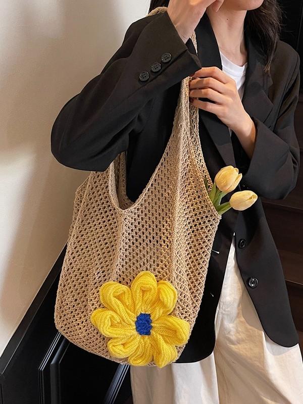 Minimalist Straw Tote Bag For Women With Flower Embellishments For Casual Day Out