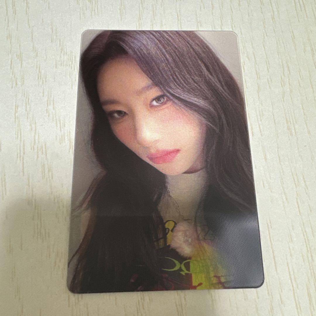 

[USED] ITZY Chaeryeong Cheshire Trading Cards (2 designs)