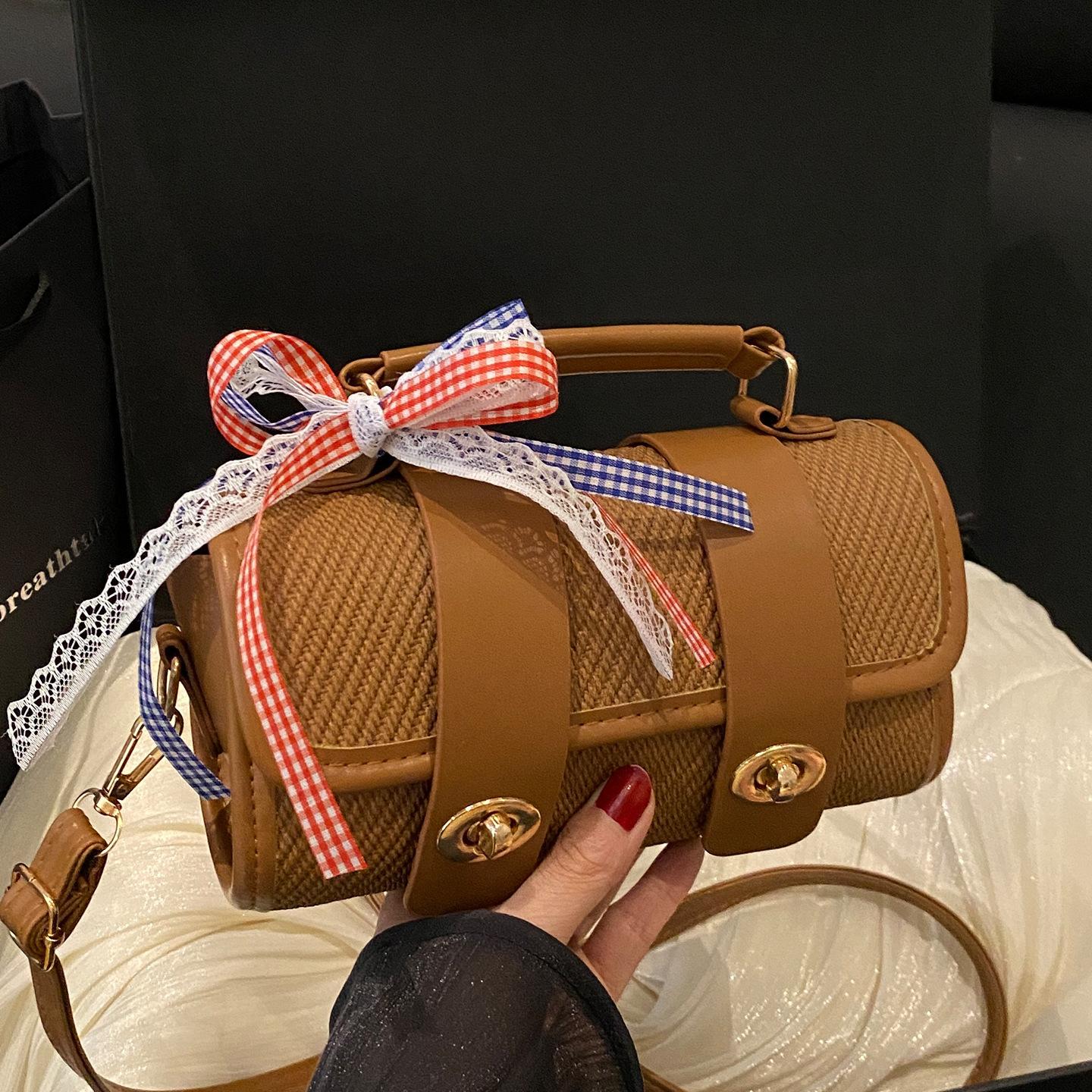 

Trendy and fashionable versatile portable shoulder bag women s 2025 new casual straw bag seaside vacation beach messenger bag коричневый