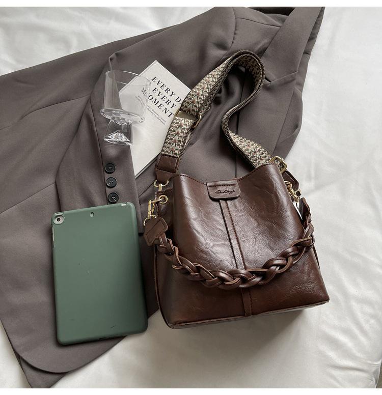 2025 Autumn/Winter Retro Crossbody Bucket Bag – Large Capacity, Trendy Niche Underarm Handbag