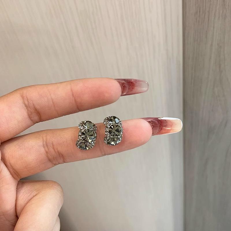 [Fashionable choking black~] Simple and shiny half-moon girl silver needle earrings with temperament