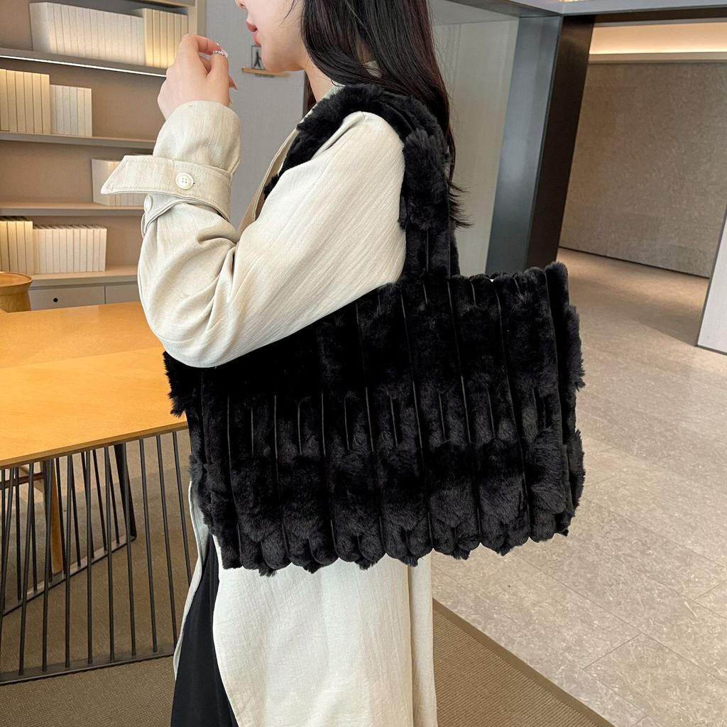 Large Capacity Plush Bag Women'S Shoulder Handheld Underarm Bag Commuter Plush Tote Bag