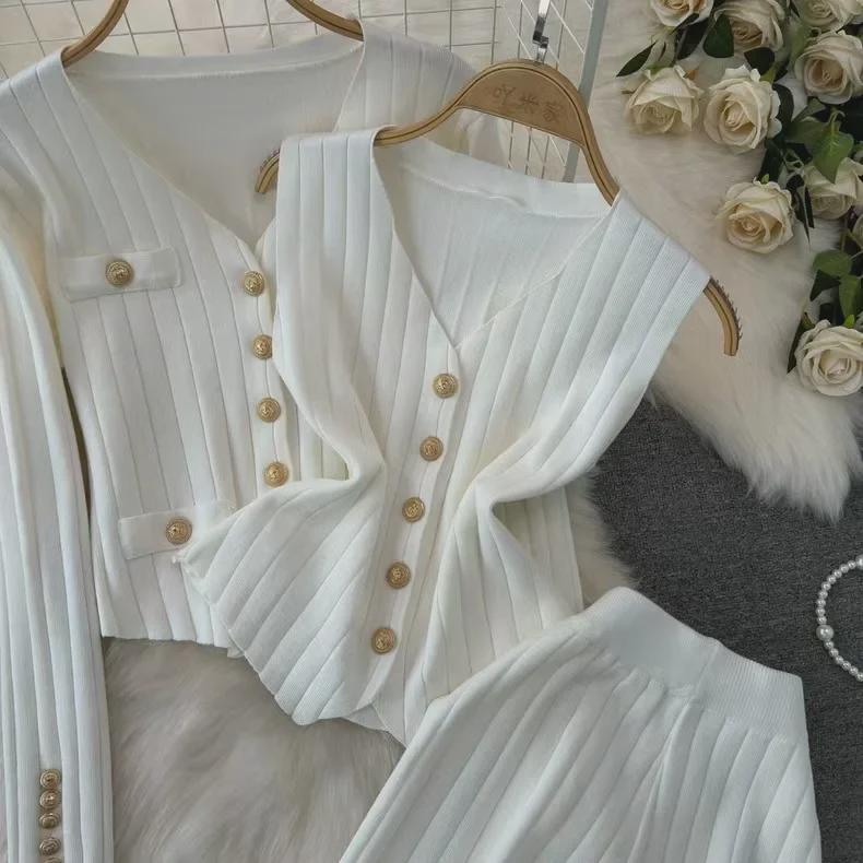 Pletená dvoudílná souprava: Svetr se stojáčkem a široké kalhoty s rozparky