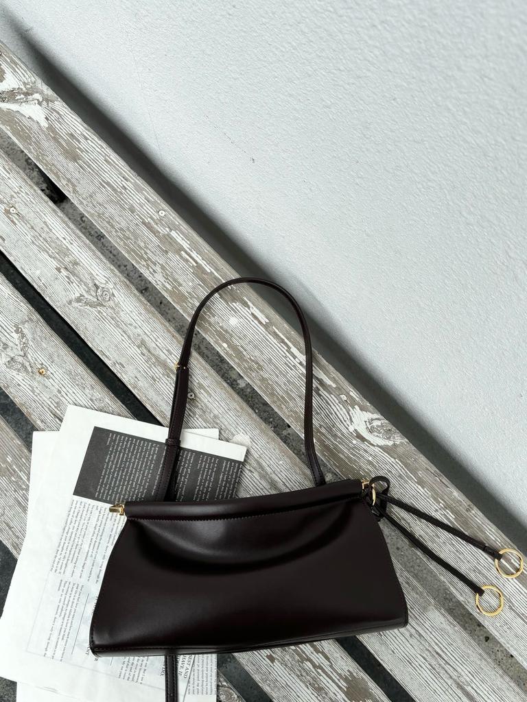 2025 neue Sommer- und Herbst-Clip-Tasche Französische Nischen-Leder-Schulter-Unterarmtasche Leder Retro-Mode Baguette-Tasche Damen