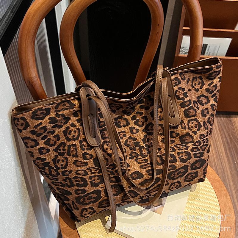European and American Leopard Print Bag Women's 2025 New Fashion Lazy Style Retro Tote Bag Casual Versatile Shoulder Armpit Bag