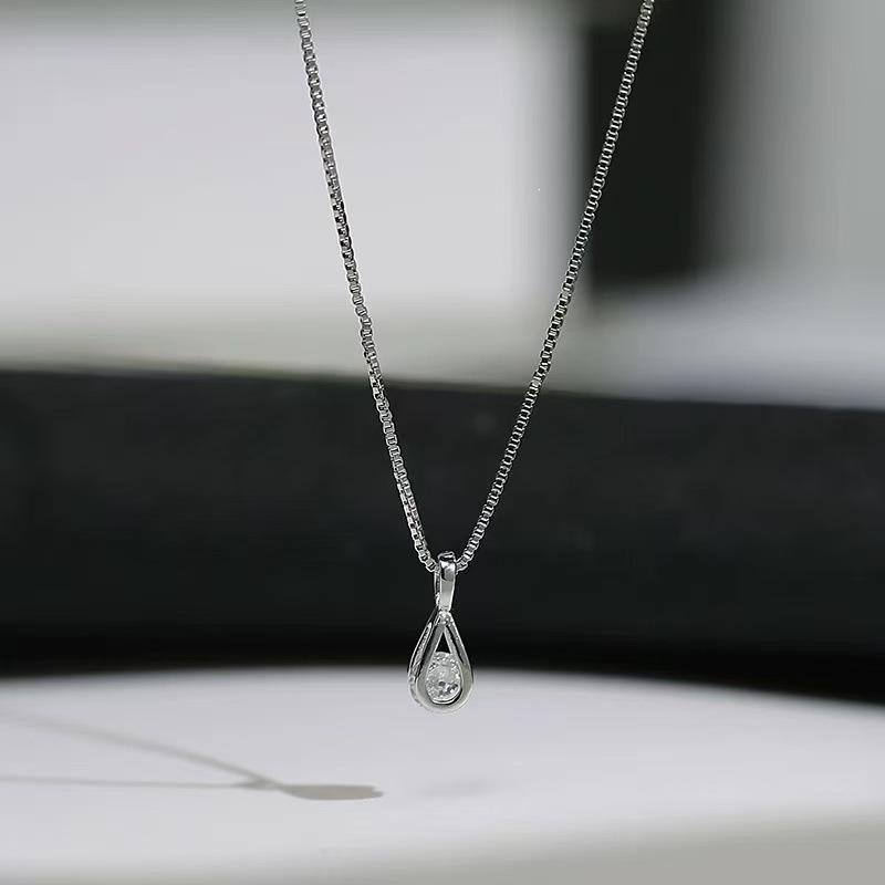 2024 Elegant French Style Water Drop Necklace for Girls - Niche Design Collarbone Chain Pendant