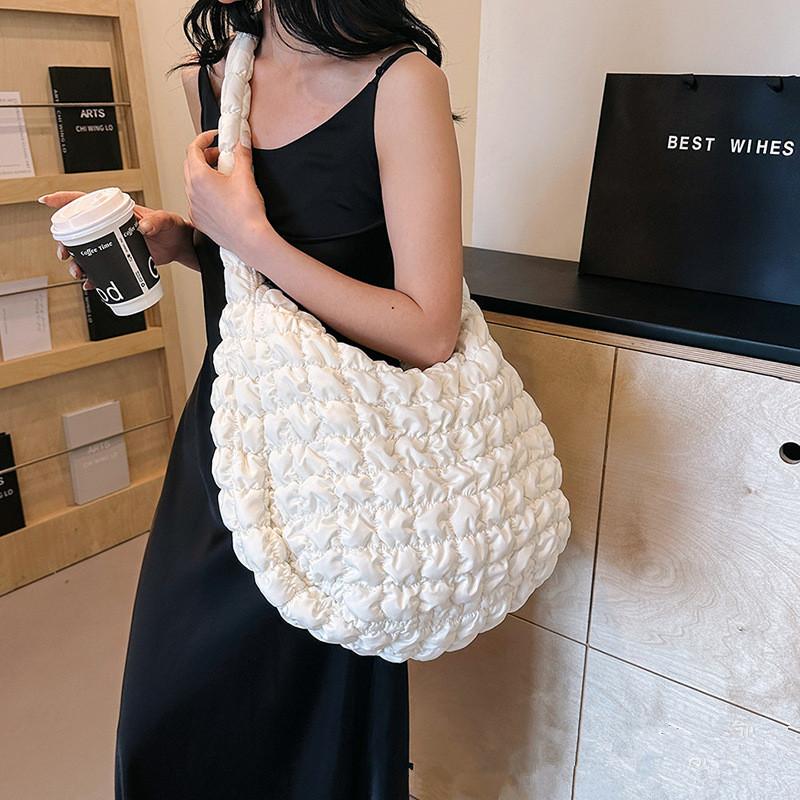 

2025 Нишевый дизайн Плиссированная сумка-облако для женщин Большая вместимость Наплечная сумка через плечо Нейлоновая сумка-тоут Женские сумки 47-38-21CM белый