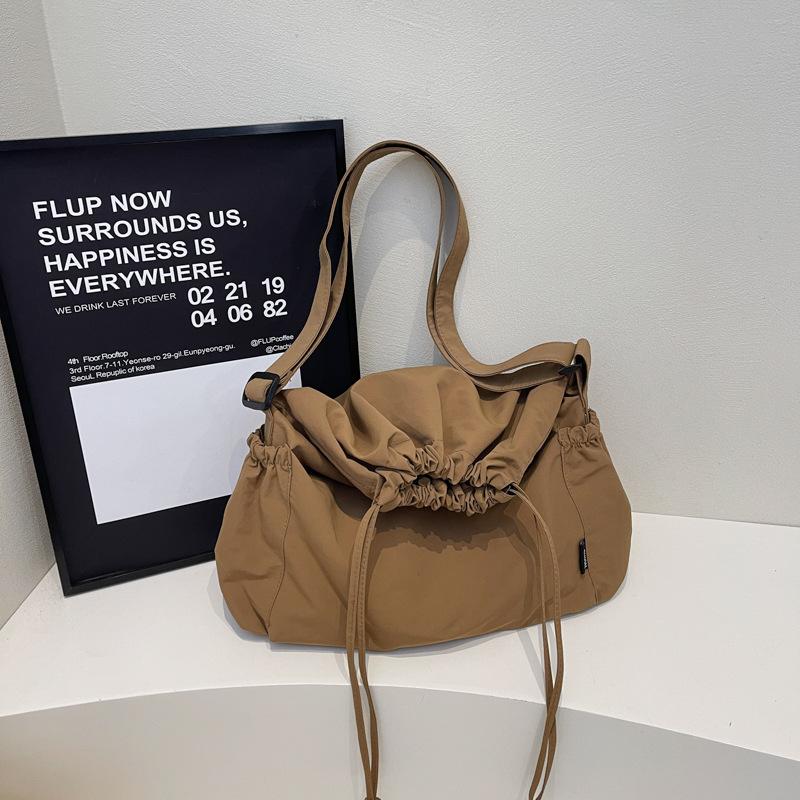 

Fashion trend personalized large-capacity bag 2025 spring new casual texture women s shoulder crossbody tote bag хакі