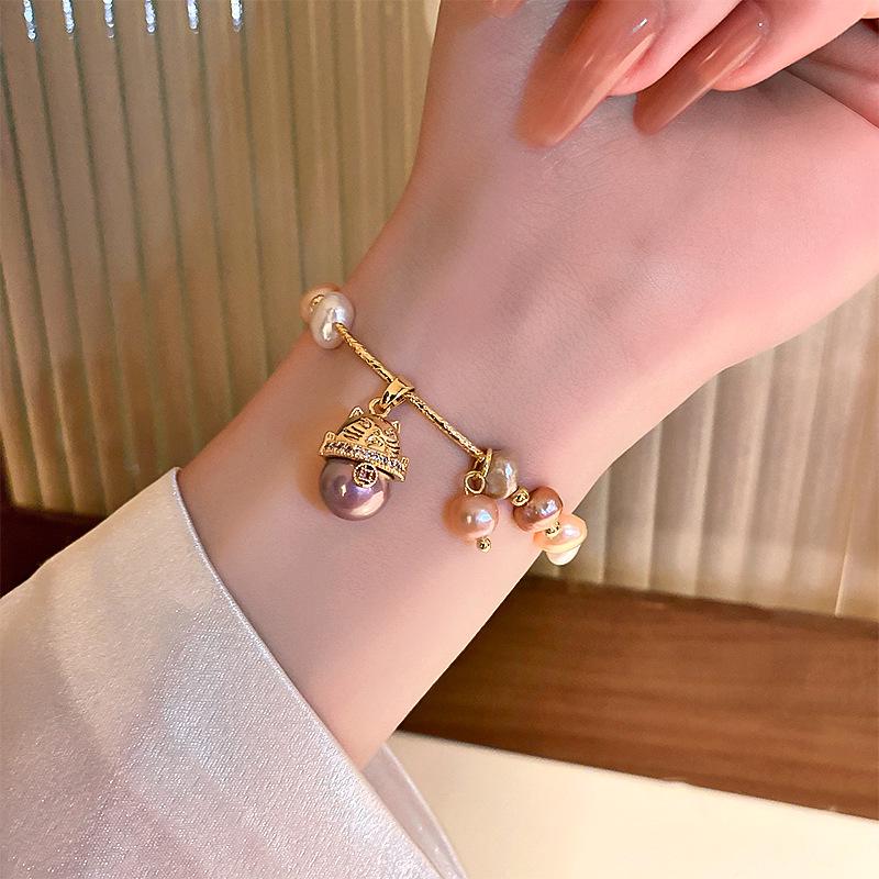 Retro Zircon Cat Pearl Bracelet: Elegant, Fashionable, and Versatile Jewelry for Women.