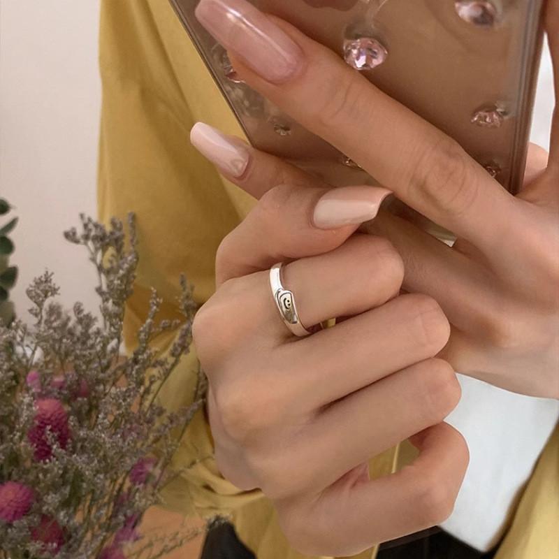 Minimalistischer Smiley-Gesicht-Ring im koreanischen Stil für Damen Modisches verstellbares Kupferdesign