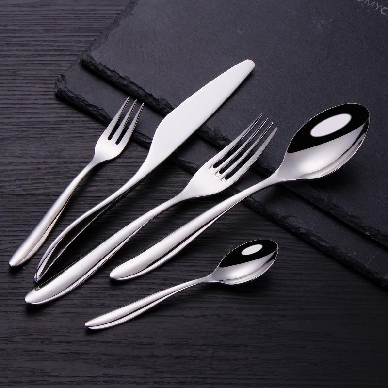 Elegantes 4-teiliges goldenes Besteckset: Messer, Gabel, Löffel aus 304 Edelstahl für Hotels