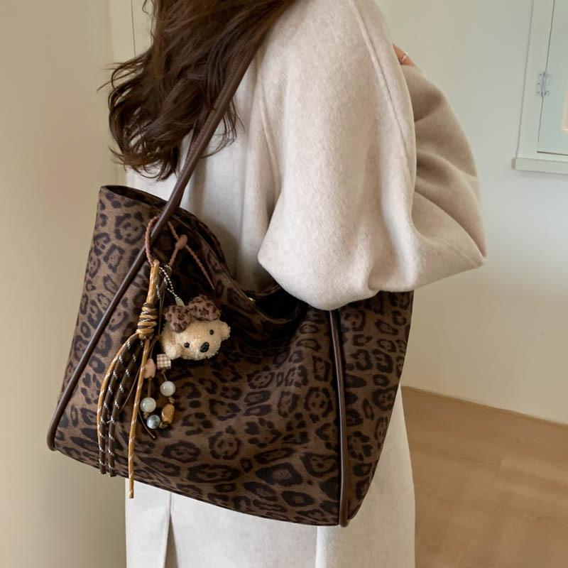 Casual retro matte bag women's 2025 new commuter versatile shoulder bag fashionable large-capacity portable tote bag