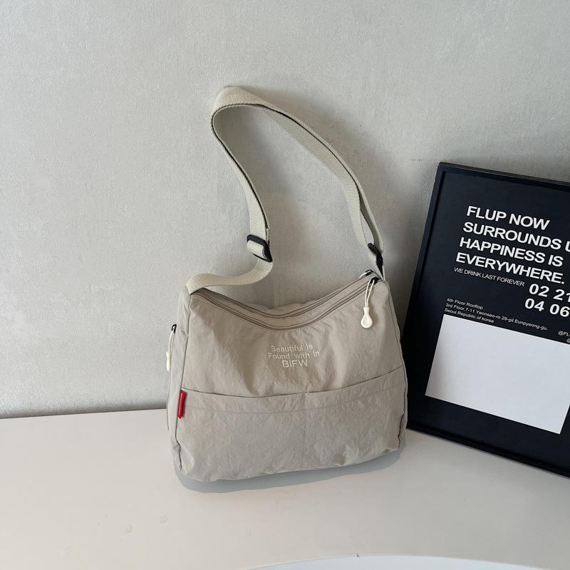 Casual waterproof nylon messenger bag shoulder cloth bag female design sense niche retro commuter dumpling bag