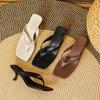 2026 Verano Nuevo Sandalias de Pinza de Tacón de Gatito de Cuero Genuino con Punta Cuadrada Francesa Chanclas de Tacón Alto Moda para Mujer Ropa de Abrigo