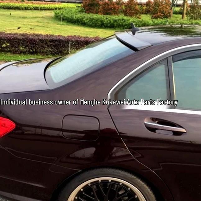 Nicht-invasive Montage eines Dachspoilers für die Mercedes-Benz C-Klasse Limousine W204 (2007-2013)