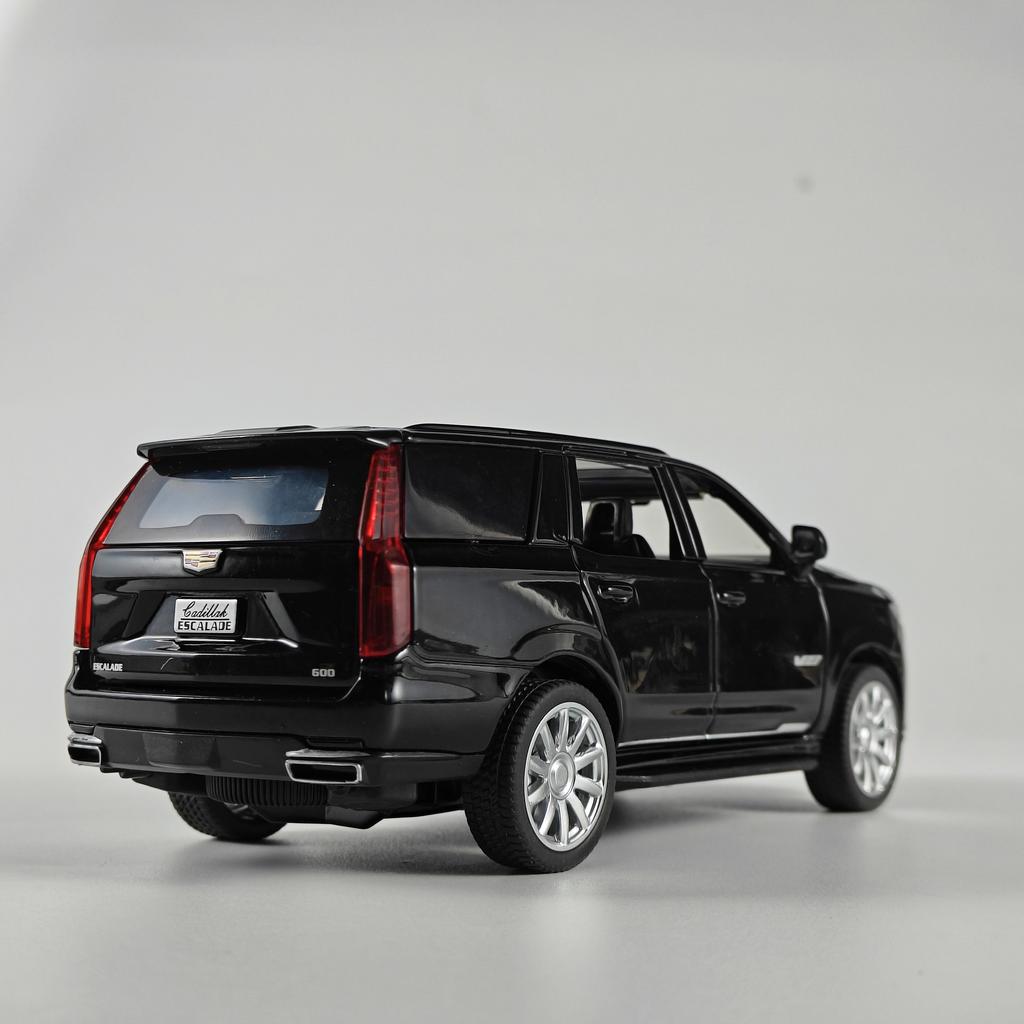 Diecast 1:32 Cadillac Escalade SUV Alloy Model Sound And Light Pull Back Toy Accessories For The Car Birthday Present For Boys