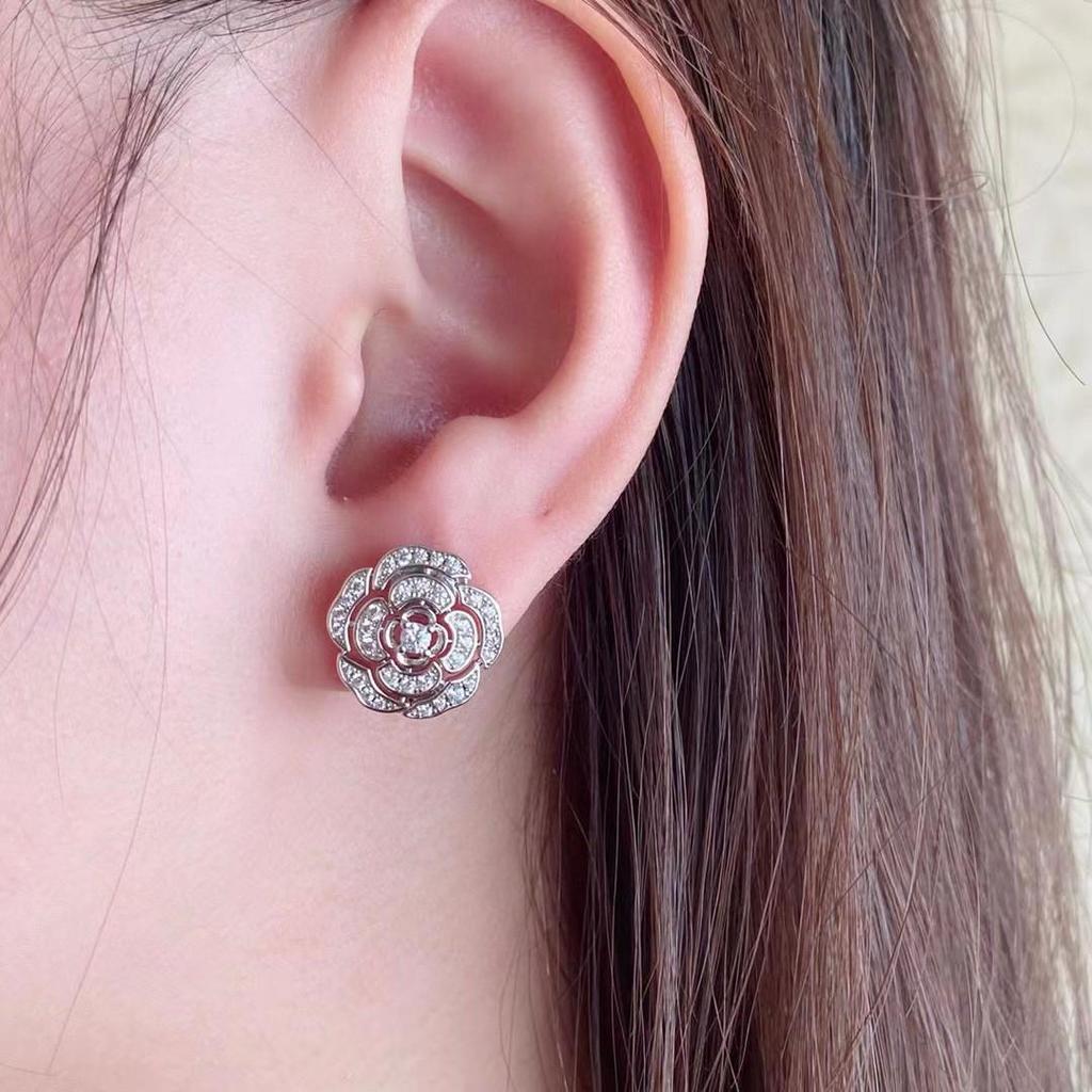 Kolczyki sztyfty Kamelia z Moissanitem ze Srebra Próby 925 - Vintage i Wszechstronne