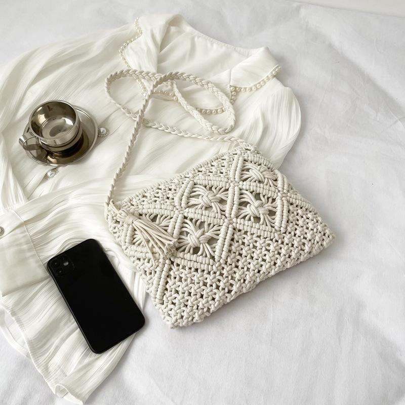 Women Summer Straw Messenger Bag Hollow Out Woven Fashion Shoulder Bag Beach Tassel Designer Crossbody Travel