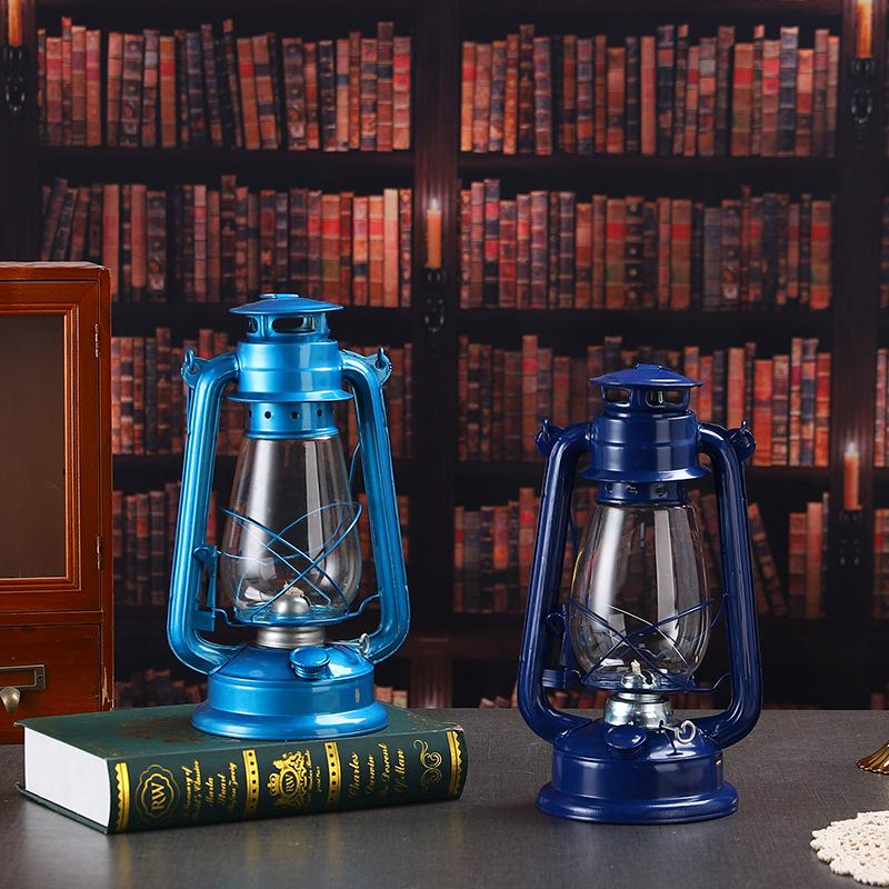 Vintage Handheld Kerosene Lantern: Antique-Style Outdoor and Household Lighting