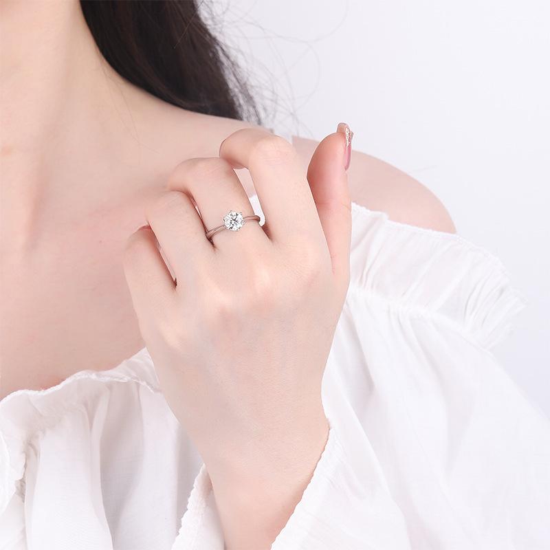 

Классическое кольцо с муассанитом 1 карат на шести крапанах из родированного серебра S925 и белого золота PT950. D-color Moissanite (GRA Certificate)