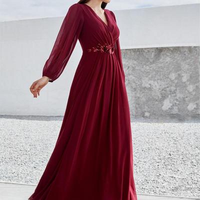 Elegante abito da sera in chiffon con scollo a V, spalle a petalo di loto e petto plissettato, caratterizzato da un fiocco da annodare sulla schiena e gonna lunga