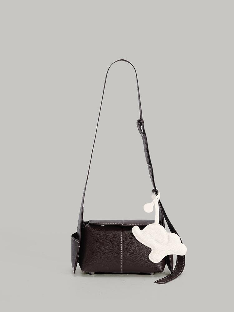 

Niche fashion retro handbag bag 2025 spring and summer cute commuter shoulder bag simple texture messenger hanging ear bag