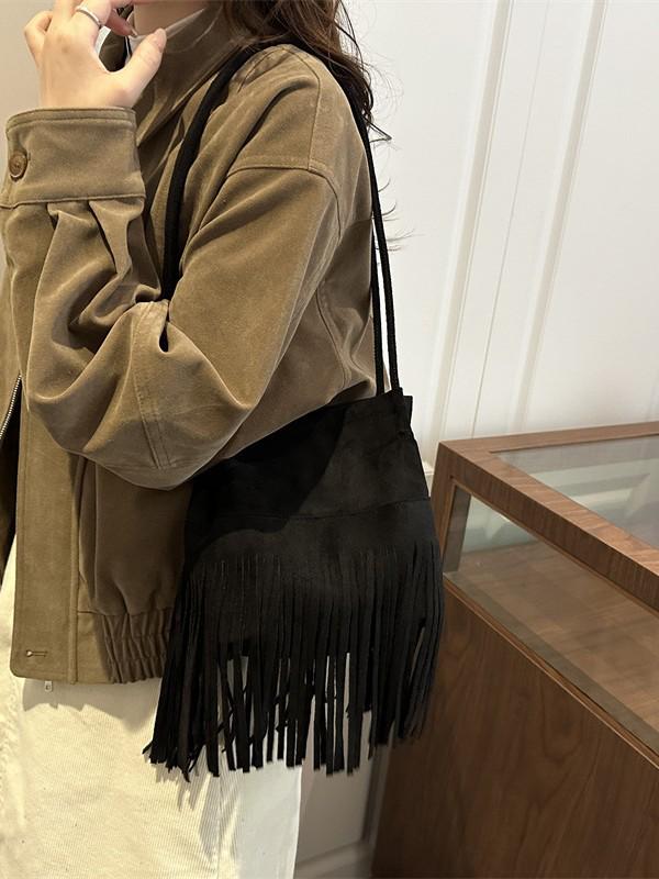 Damen Umhängetasche mit Wildlederquaste – Trendige, hochwertige und vielseitige Schultertasche