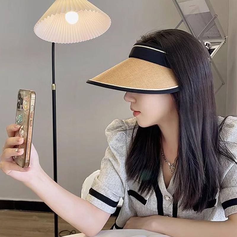 Kann im Sommer gerollt werden mit einem großen Stirnband, einer großen Krempe, einem kleinen Sonnenschutz, ultraviolettem Sonnenschutz, Vinyl-Strohhut mit leerem Oberteil