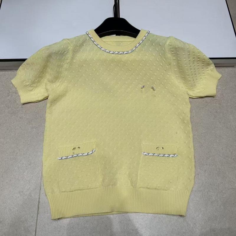 Xiangjia 2026 Summer Knit Short Sleeve Top with Metal Chain and Ribbon Brooch