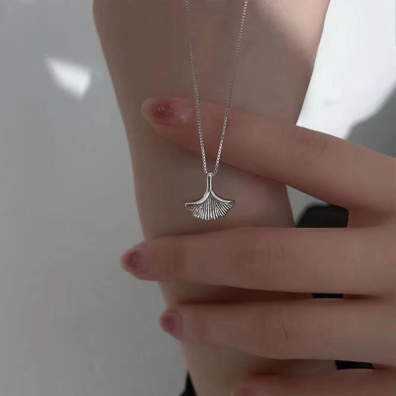 Korean Style Ginkgo Leaf Pendant Necklace - Versatile & Trendy Clavicle Chain Jewelry for Women 