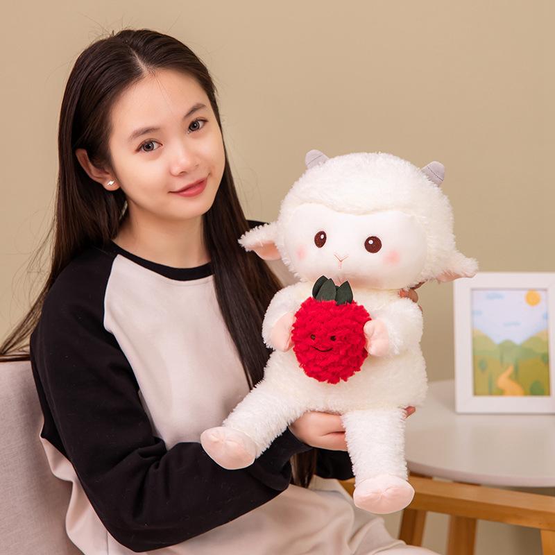 Søt søt holder jordbær lammedukke plysjleketøy lammedukke jente selskap beroligende dukke