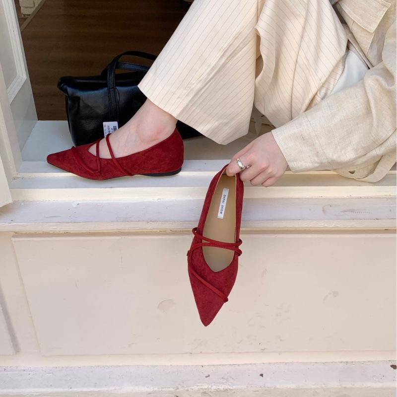 Hong Kong French retro Mary Jane shoes women's autumn 2025 new shallow mouth niche suede inner height-increasing pointed single shoes