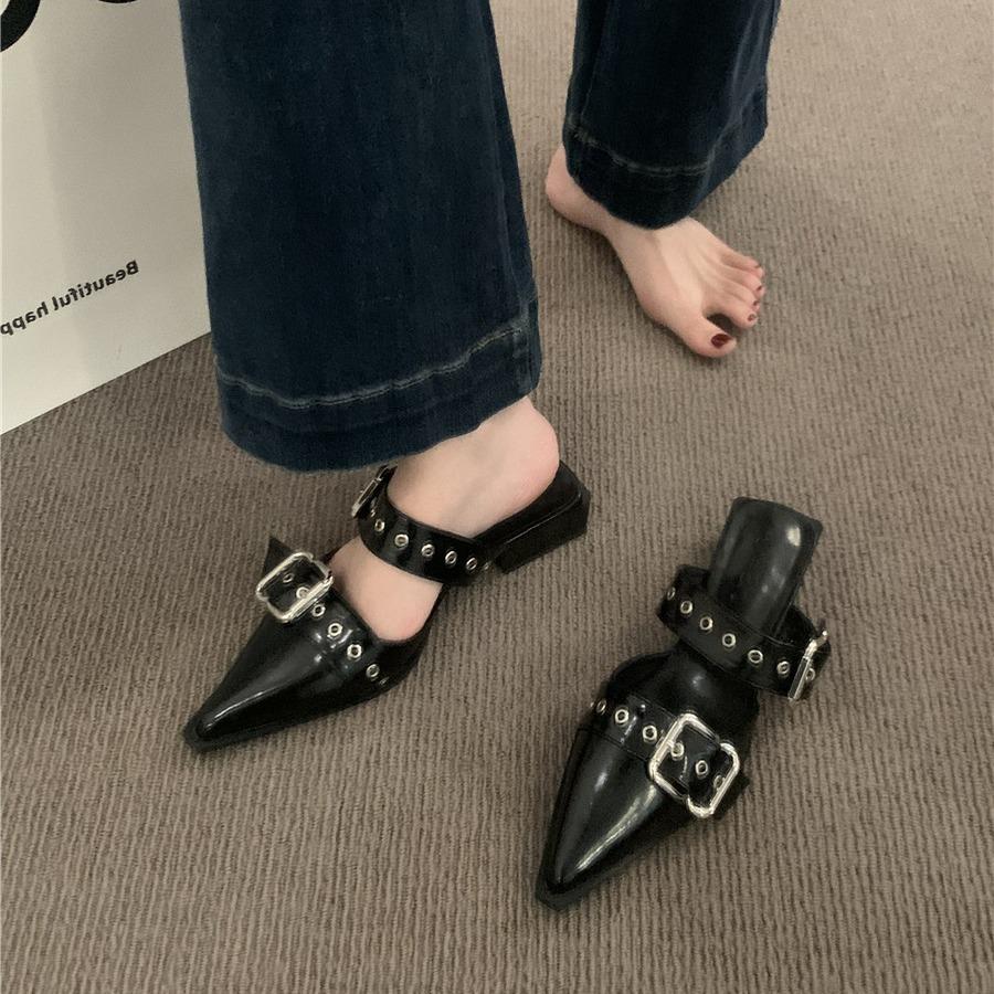 2025 new cool slippers women's summer wear thick heel low heel belt buckle half bag head retro British pointed slippers