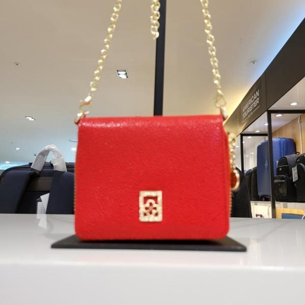 Mari eclaire NC price reduction, scratch-resistant cowhide, pretty cross-body wallet