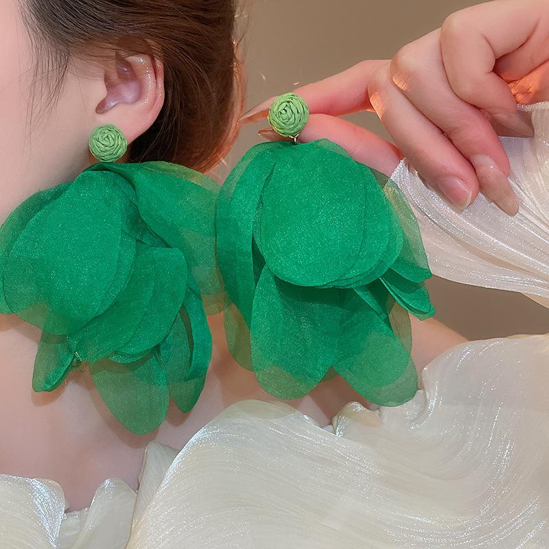 Boucles d'oreilles bohèmes roses à fleurs de perles de rocaille et pompons de perles