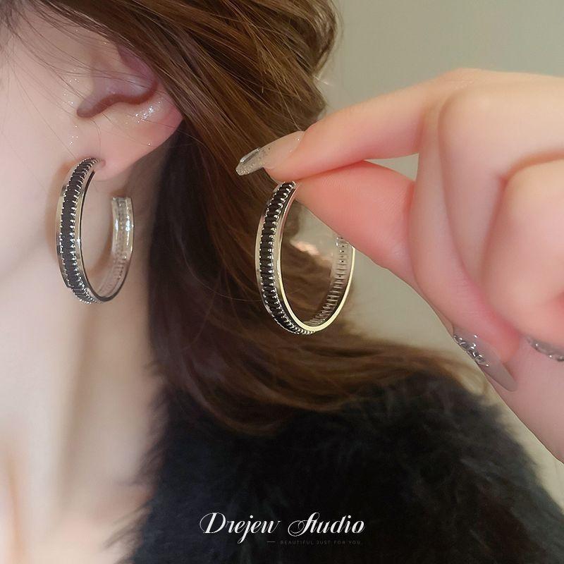 Silver Needle Diamond-set Geometric Circle Earrings Temperament Light Luxury High-end Earrings Personalized Design Cold Wind Earrings Wholesale