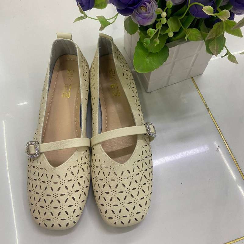 2025 Summer New Flat-bottomed Non-slip Soft Leather Single Shoes Doudou Shoes One-pedal Beef Tendon Soft-soled Middle-aged and Elderly Mother Shoes