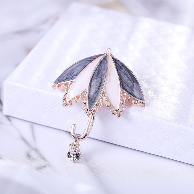 Elegant Women's Pearl & Rhinestone Cartoon Brooch Scarf Buckle with Diamond-Studded Alloy Corsage