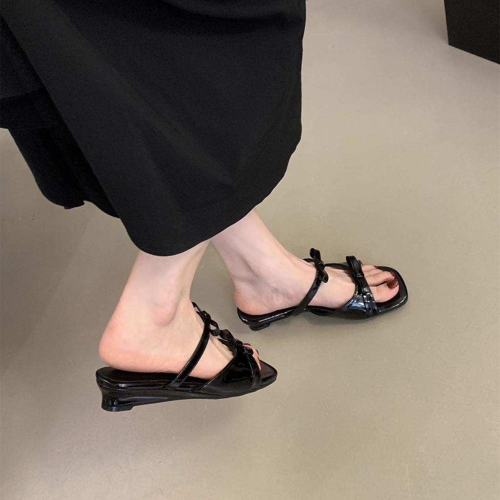French wedge heel beautiful slippers women's summer wear 2025 new bow fairy sandals holiday with skirt cool slippers