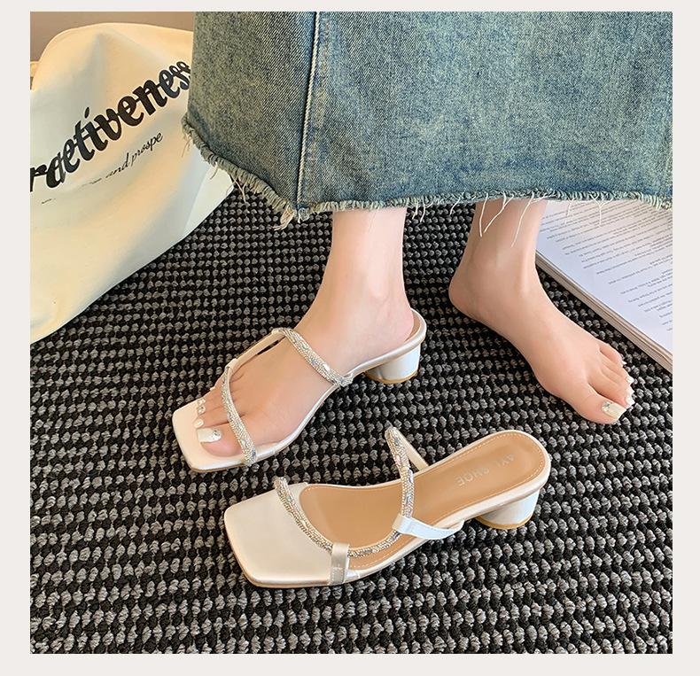 

2025 лето новый темперамент толстый каблук стразы фея ветер нежный темперамент леди милые универсальные высокий каблук крутые шлепанцы 40