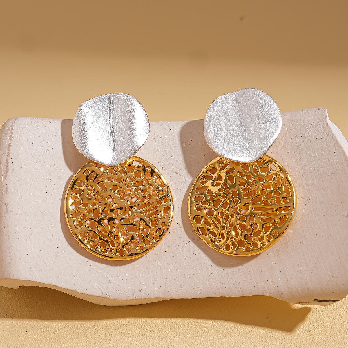 Серьги-гвоздики геометрические полые круглые с контрастной серебряной иглой, покрытые настоящим 18-каратным золотом.