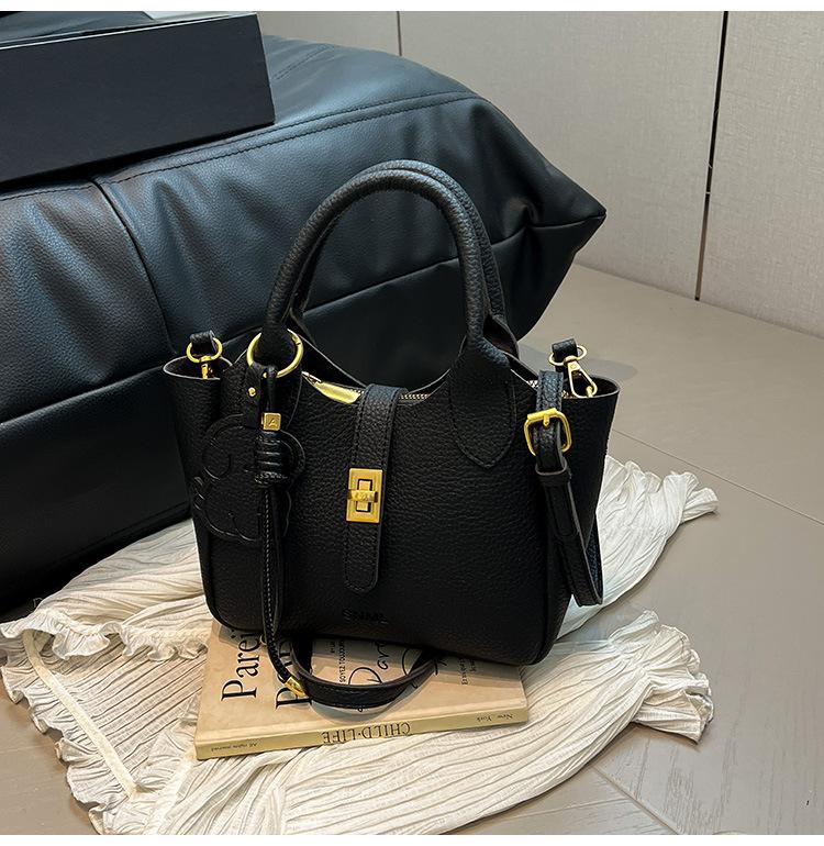 

High-end fashion portable small square bag 2025 new niche design shoulder bag solid color foreign style oblique span bag wholesale