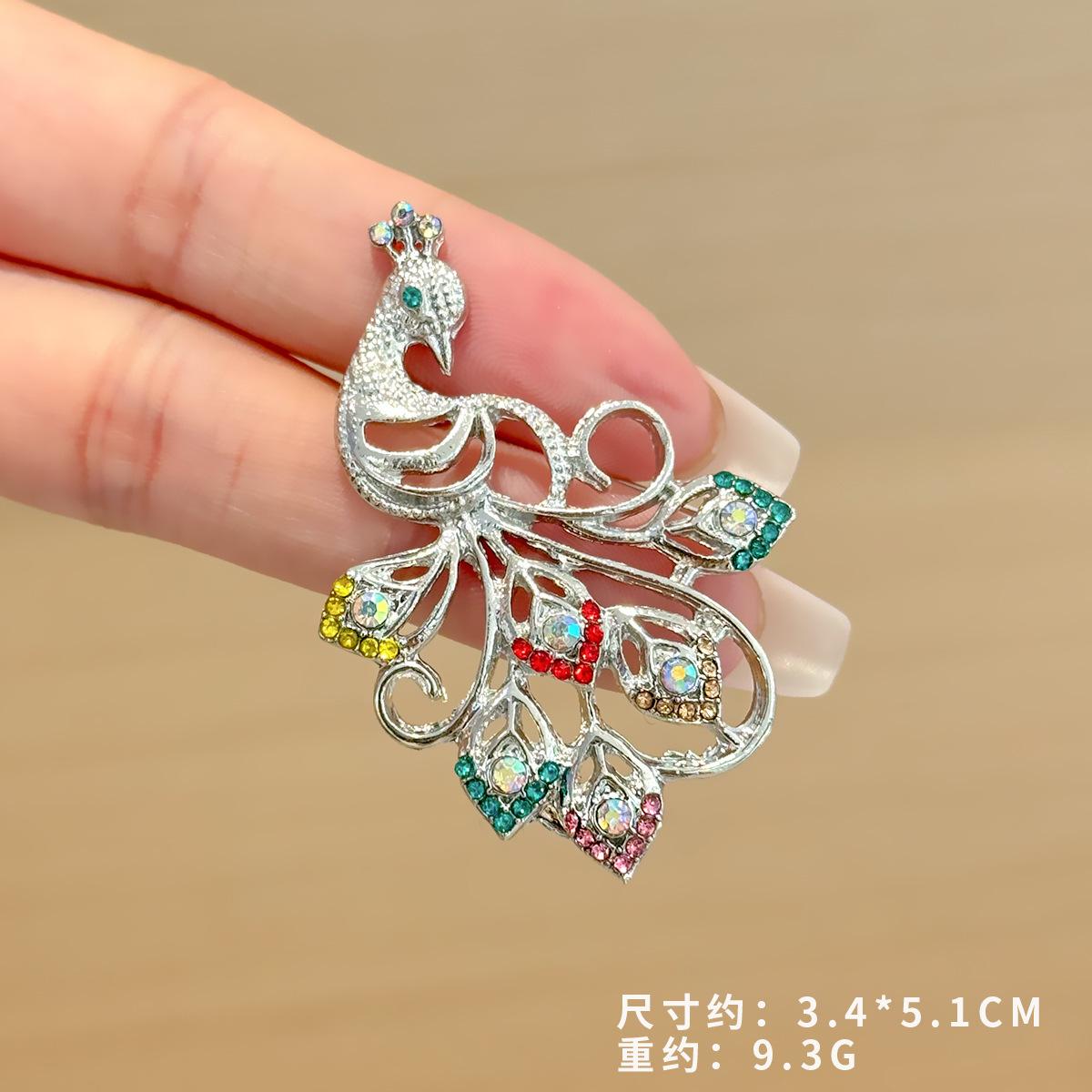 

Новый китайский чеонгсам с бриллиантовыми пряжками, изысканная креативная брошь в виде павлина, антибликовая пряжка для шелкового шарфа