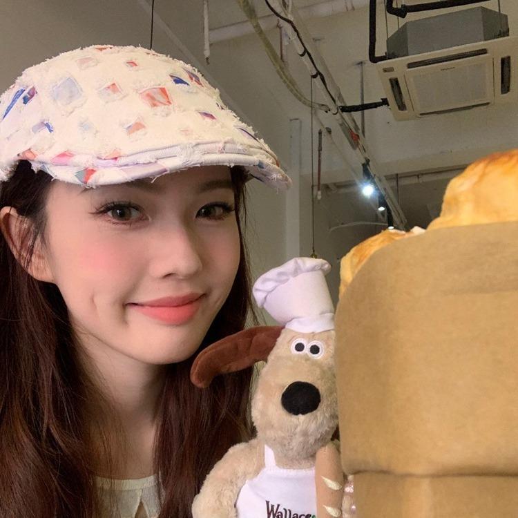 Japanese Y2K Big Head Circumference Niche Design Old Broken Hole Oil Painting Forward Hat Female Face Small Subculture Painter Hat